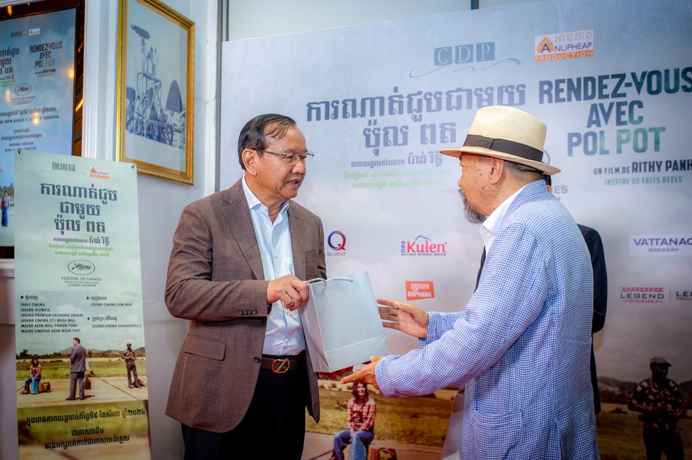 Mr. Rithy Panh presented a copy of his book Elimination to H.E. Mr. Prak Sokhonn,  1st Vice-President of the Senate<strong>.</strong> Photo credit: Bophana Audiovisual Center.